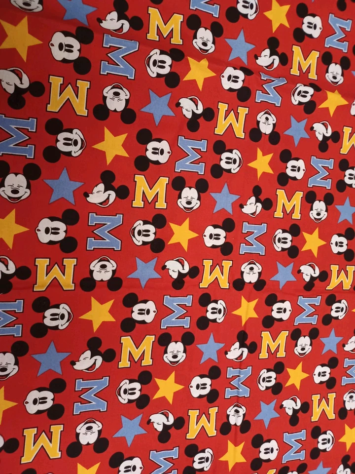 Tela de algodón Mickey "M" Mouse 3 y 3/4 yardas Foto 1 de 1