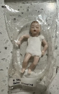 Casa de muñecas miniatura Heidi Ott 1999 de colección muñeca bebé dormida 2 pulgadas Foto 1 de 4