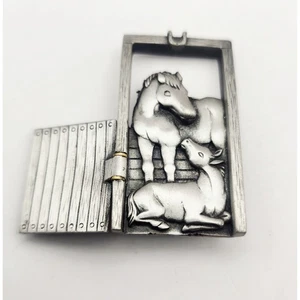 JJ Vintage Zinn Pferd Stall Tür Anstecknadel Brosche Reiter Bauernhof Szene - Bild 1 von 4