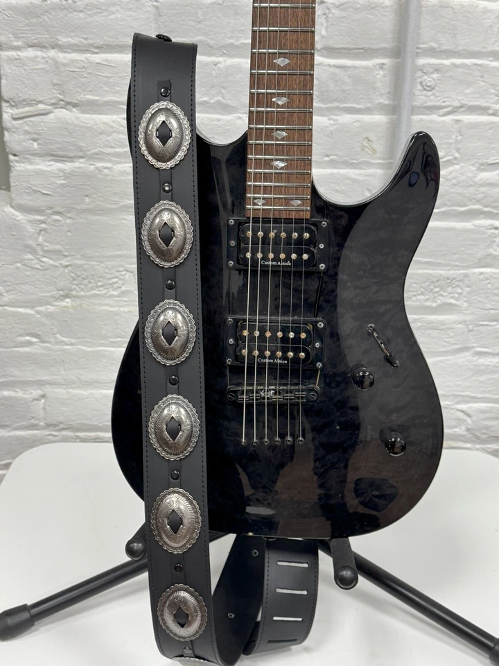 Antigua Correa de Guitarra Concho Plateada Cuero Negro Genuino Hecha a Mano Rock Gótico Punk Foto 1 de 4