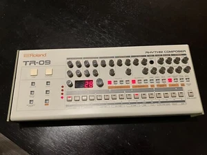 Roland TR-09 Rhythm Performer Drum Machine TR 09 Boutique 909 mit Tasche - Bild 1 von 7