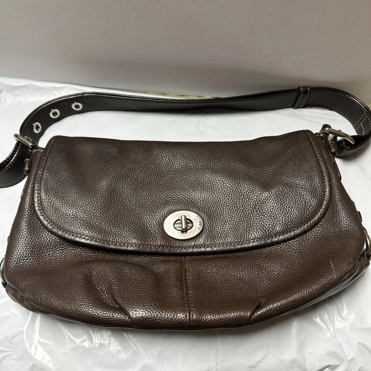 バッグ Coach Legacy Flap Turn Lock Shoulder Bag s_wp_648e54b652eee12c522198cd.webp