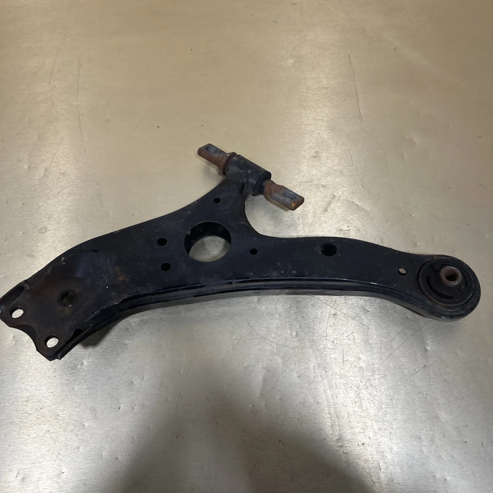 Оригинальный нижний рычаг управления передний правый для TOYOTA SIENNA 2011-2014 годов выпуска - Изображение 1 из 4