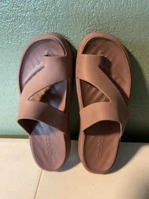 Sandalias Crocs Getaway plataforma punta lazo color topo para mujer talla 6” Foto 1 de 4