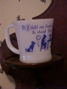 Taza blanca para niños de colección Fire King con niños azules y oración - Imagen 1 de 3