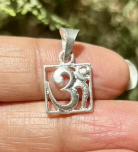 Colgante Aum Om símbolo religioso hindú de plata 999, diseño simple de templo, 1,37 gm - Imagen 1 de 5