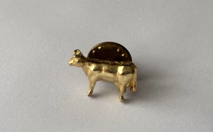 Sombrero de solapa coleccionable tono dorado pequeño vaca animal de granja corbata tac - Imagen 1 de 2