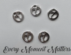 20 x Tibetan Silver FEET BABYS FOOTPRINT DISC BABY SHOWER 11mm Charms - Picture 1 of 2