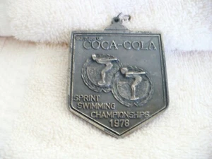 B23- 1978 SPRINT CAMPEONES DE NATACIÓN COCA-COLA SEGUNDO LUGAR MEDALLÓN MEDALLA #1278 - Imagen 1 de 7