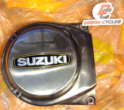 Cubierta de generador NOS Suzuki GT550 11300-34820 NUEVA CUBIERTA DE ESTATOR OEM GT 550 Foto 1 de 2