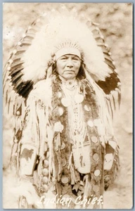 AMERIKANISCH INDISCHER HÄUPTLING im URLAUBSKLEID ANTIK ECHTFOTO POSTKARTE RPPC - Bild 1 von 2