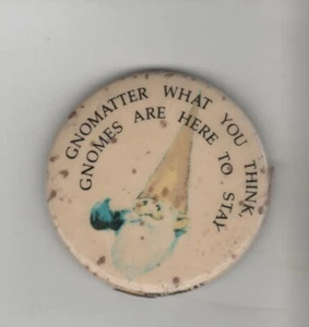 HUMOR PIN (1978) "GNOMATTER What You Think Gnomes Are Here To Stay" Unieboek Q - Picture 1 of 1