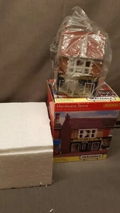 HORNBY R9835 SKALEDALE "BATCHELOR'S HARDWARE" STORE EXCELLENT BOXED "00" GAUGE - Picture 1 of 4