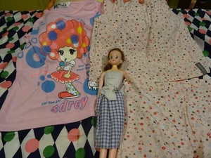 LOT=POUPE e mannequin et vétements pour fillette 2ans4piéces - Bild 1 von 24