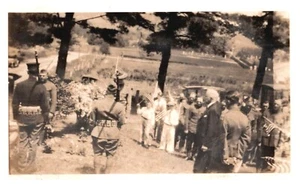 SOLDIERS GATHERING, WISCONSIN DELLS, 1933.VTG 4,3" x 2,7" PHOTO#7 - Bild 1 von 2