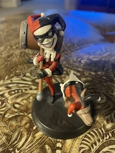 Q Fig Harley Quinn LootCrate Batman personaggio esclusivo con mazza senza scatola - Foto 1 di 4