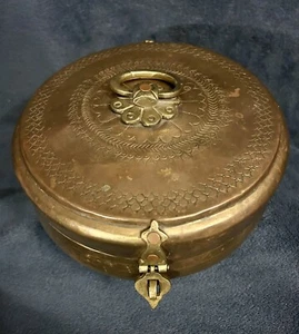 Indian Engraved Brass Round Chapatti Bread / Dowry Box •8.5”D •1129 Grams - Picture 1 of 16