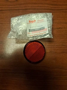 Suzuki OEM Part 35970-14A20 Reflector (Red) - Foto 1 di 1