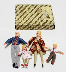 Casa de muñecas familia de 4 miniaturas Concord #2756 hilo envuelto y posable con caja - Imagen 1 de 5