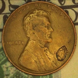 1942 P Lincoln Wheat Cent ~ Struck Through Debris Error ~ Free Shipping - Picture 1 of 3