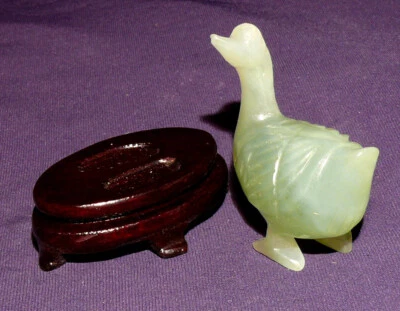 Serpentin, Figur Gans + Holzstandfuß, Handarbeit, Heilstein, 22,8g 44x36x20mm - Bild 1 von 4