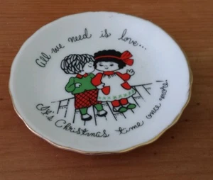1976 Small Decorative Christmas Plate "ALL WE NEED IS LOVE" (Season Home Decor) - Picture 1 of 7