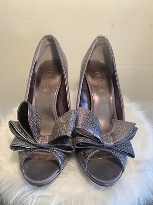 Moda Spana Gris Metálico Brillante Arco Acento Punta Abierta Stiletto Bomba Tacón Talla 9 Foto 1 de 4