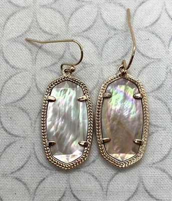 Pendientes colgantes Kendra Scott Dani en tono oro rosa marrón madreperla Foto 1 de 4