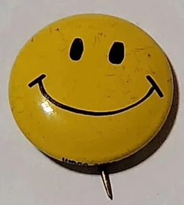 Bottone spilla bavero/cappello viso sorridente giallo anni 70 - Foto 1 di 5