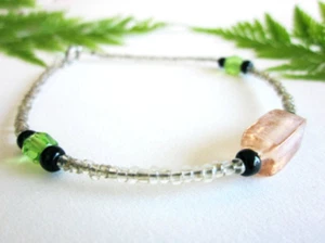 Bracciale rettangolare con perline in vetro rosa e verde lunghezza 8" - Foto 1 di 2