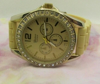 Reloj Geneva Platino Mujer CREMA Resina Banda Cristal Nueva Batería Lujoso Foto 1 de 3