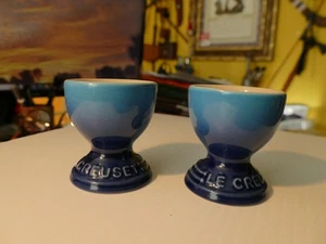 LE CREUSET Eierbecherhalter mit zwei Füßen Neu mit Etikett selten azurblau - Bild 1 von 4