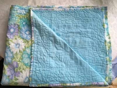 Conjunto de duas colchas vintage feitas à mão para cama de casal padrão floral verde azul. - Imagem 1 de 4