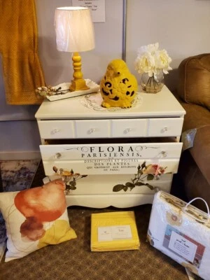 Yellow and White Dresser and Twin Bedding Accessories Set - Изображение 1 из 4