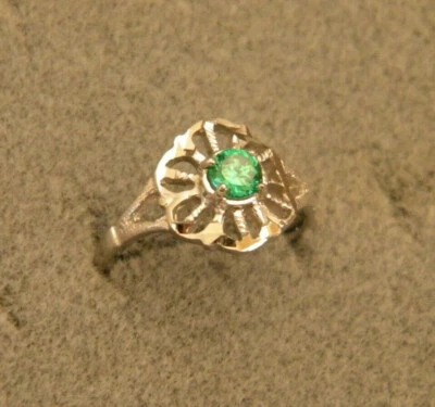 Anillo solitario redondo verde circonita cúbica talla 7 chapado en rodio para dama y niña Foto 1 de 4