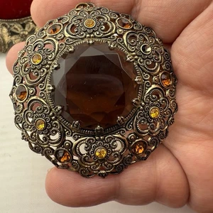 Broche de filigrana vintage Alemania ámbar piedra termoestable 2,25” prendedor redondo  - Imagen 1 de 5
