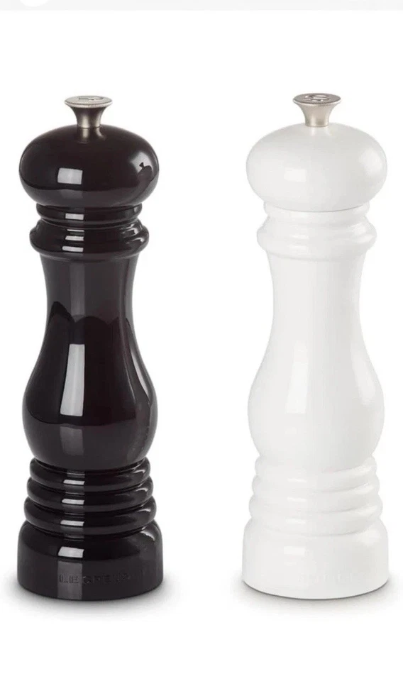 Nuevo Juego de Molinillo de Sal y Pimienta Le Creuset, 8" x 2 1/2" cada uno, Blanco y Negro Foto 1 de 4