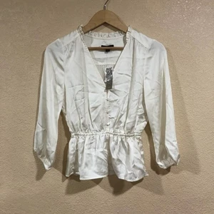 NEU Neu mit Etikett J. Satin-Schößchen-Top mit Rundhalsausschnitt und Knopfleiste in Elfenbein - Bild 1 von 9