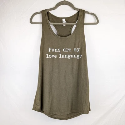 Camiseta sin mangas Puns Are My Love Language Ideal Next Level verde oliva espalda deportiva L Foto 1 de 4