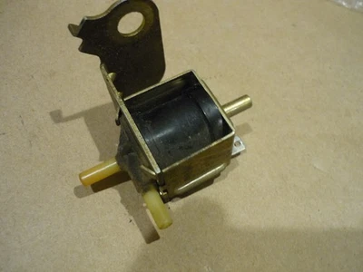 Ferrari 308,328,348,512, Mondial,Testarossa - Válvula de control de vacío - P/N 111704 Foto 1 de 4