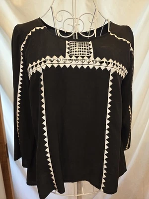 Blusa BCBG Maxazria 100% seda. Negro con costuras blancas. ¡Lavar a máquina! Foto 1 de 4