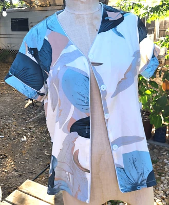 Short Sleeve with Piping Floral V neck Button Front Size M - Image 1 of 3