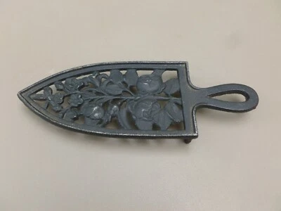 Ancien repose fer à repasser décor fleurs. - Photo 1/2