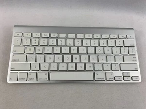 Apple A1314 Silver Wireless Bluetooth Keyboard - TESTED & Working 01 - Picture 1 of 8