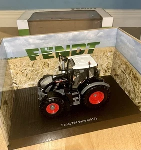 Universal Hobbies Fendt 724 Vario 1:32 Scale Black Conversion - Picture 1 of 3