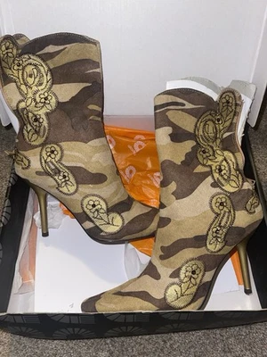 Tacones altos camuflados con diseño bordado Foto 1 de 4