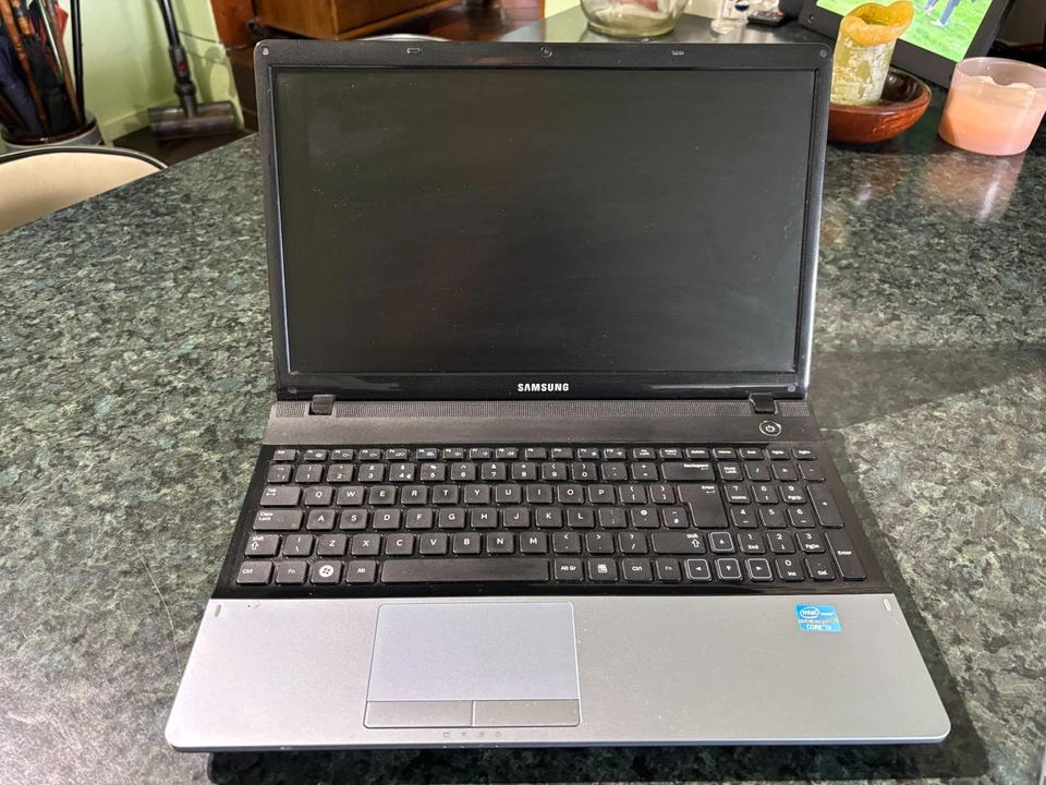 SAMSUNG NOTEBOOK LAPTOP 300E-- NP300E5A - Image 1 of 4