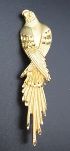 Parrot Macaw Signed Gold Tone Brooch Pin Vintage Estate Gorgeous Bird Elegant - Picture 1 of 7
