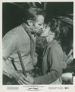 CHARLTON HESTON JOAN HACKETT WILL PENNY 1967 PHOTO ORIGINAL #2 - Foto 1 di 1