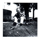 Photographie vintage, garçon dans un wagon, photo trouvée, photo noir et blanc